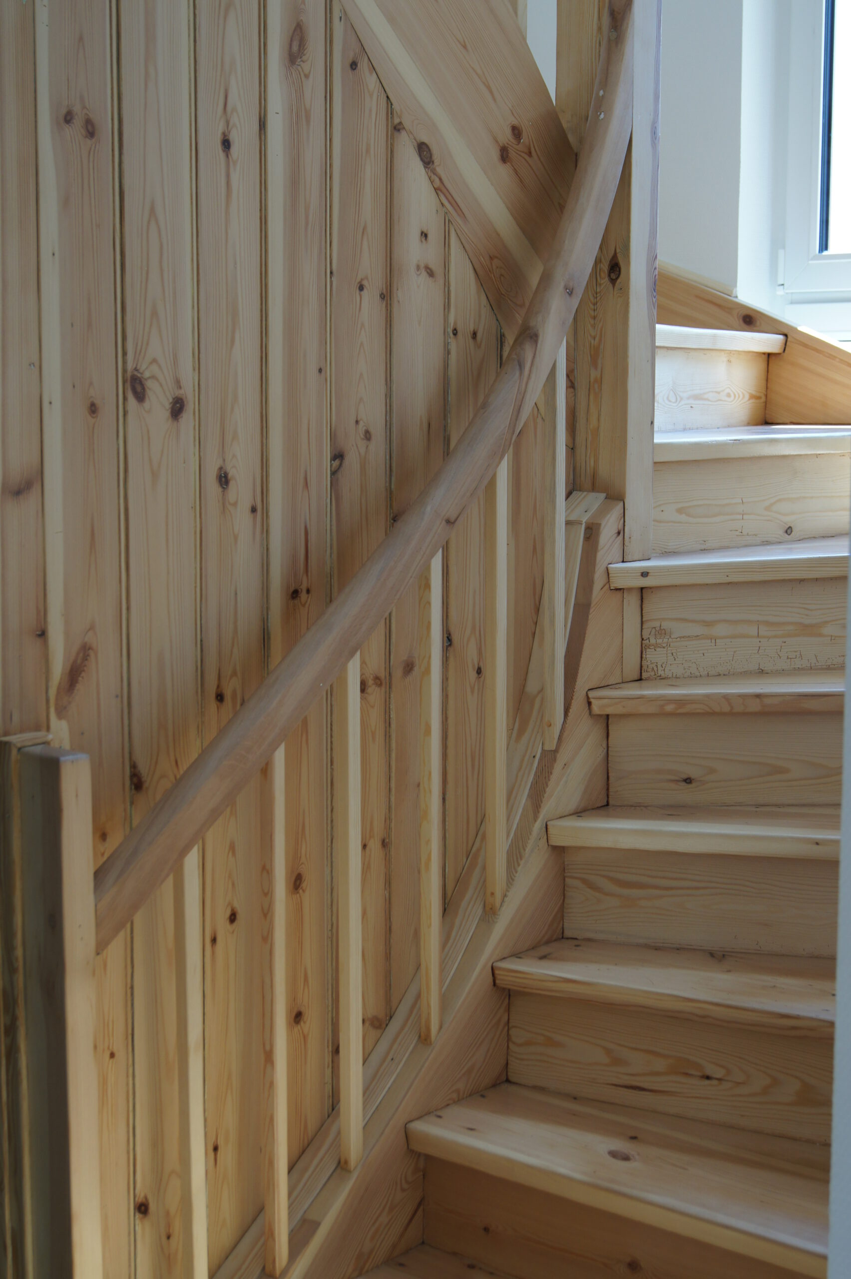 Alte Kieferntreppe mit Wasserlack