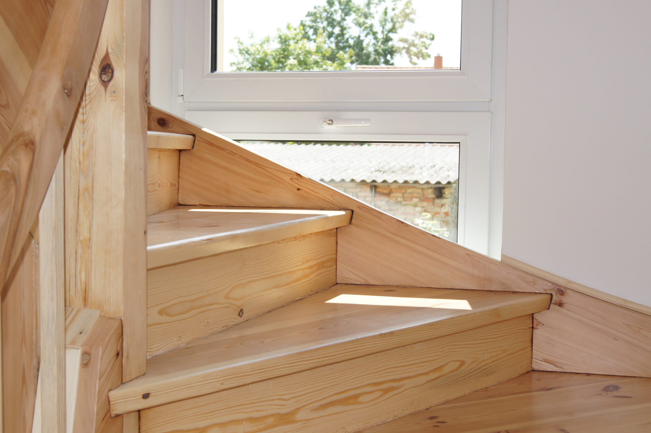Alte Kieferntreppe mit Wasserlack
